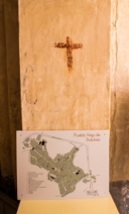 Cruz marcada en el interior de una casa, a modo de signo protector